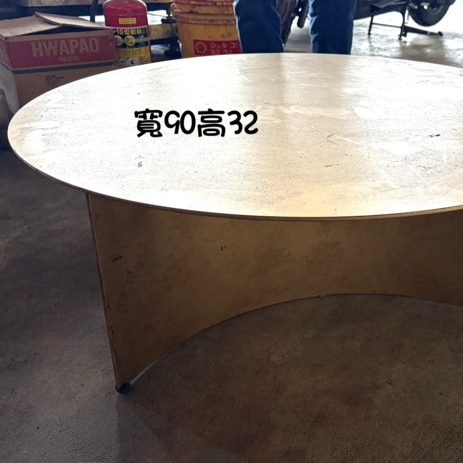 金色圓鐵桌