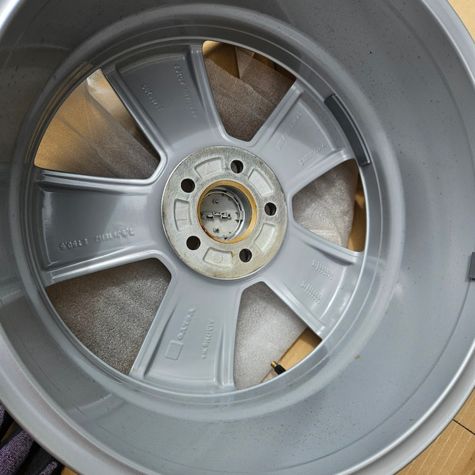 2402-VOLVO原廠輪框四顆